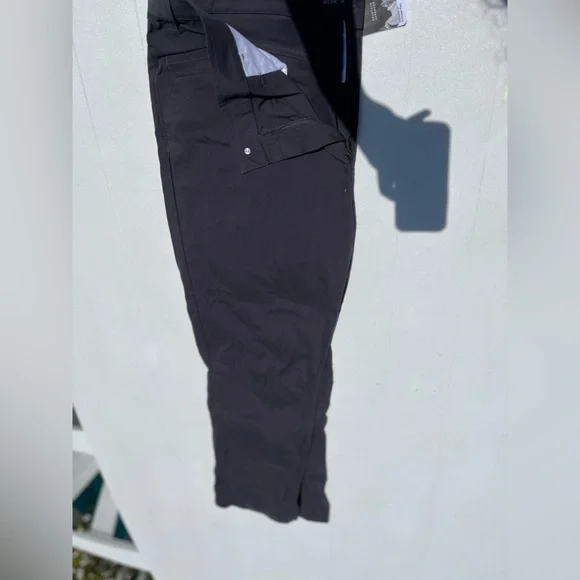 NWT Men’s mountain hard wear pants slate gray and white in wonderful condition!